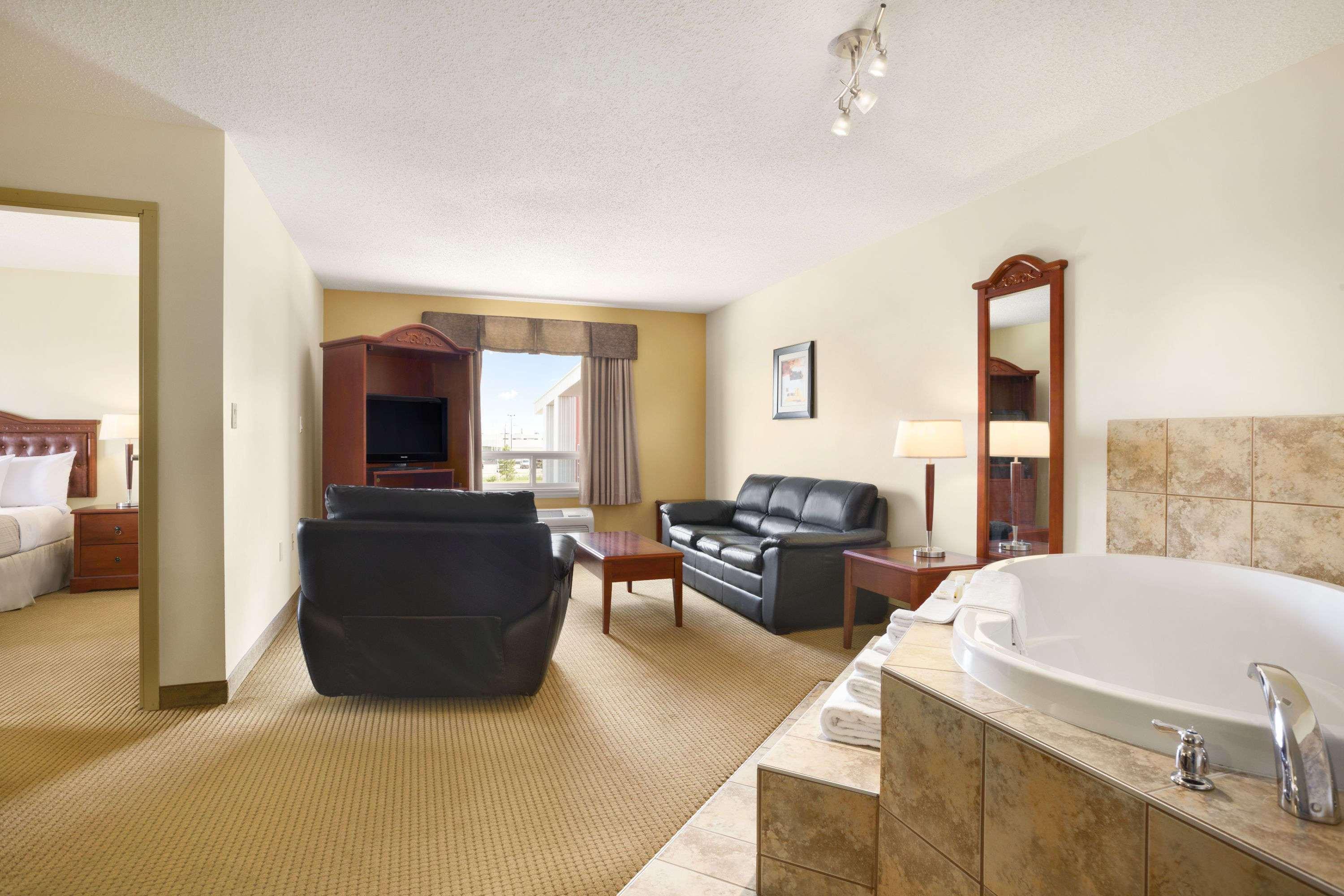 Days Inn By Wyndham Bonnyville Экстерьер фото